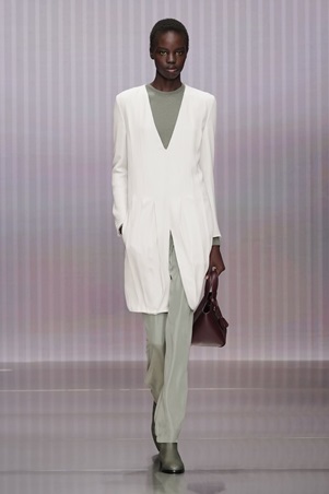 هدوء محسوب يرسم ملامح المرحلة الجديدة في عرض جورجيو أرماني