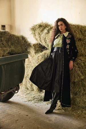 المصممة ليلى العوضي تقدم رؤية جديدة للجمال المشرقي