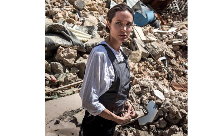 أنجلينا جولي تزور العراق وتُفاجَأ بهول الكارثة