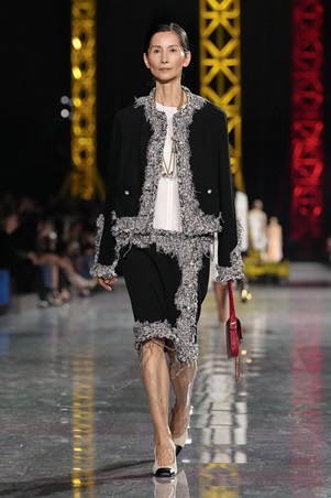 ماثيو بلازي يعيد رسم السيليويت لشانيل: الخصر ينخفض والأناقة تتحرر