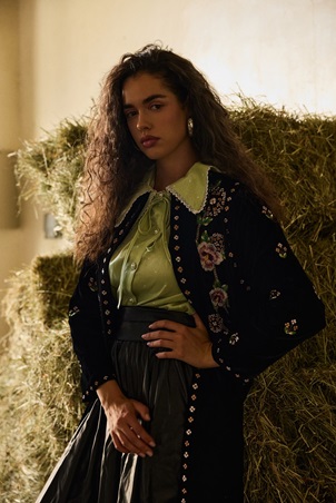 المصممة ليلى العوضي تقدم رؤية جديدة للجمال المشرقي