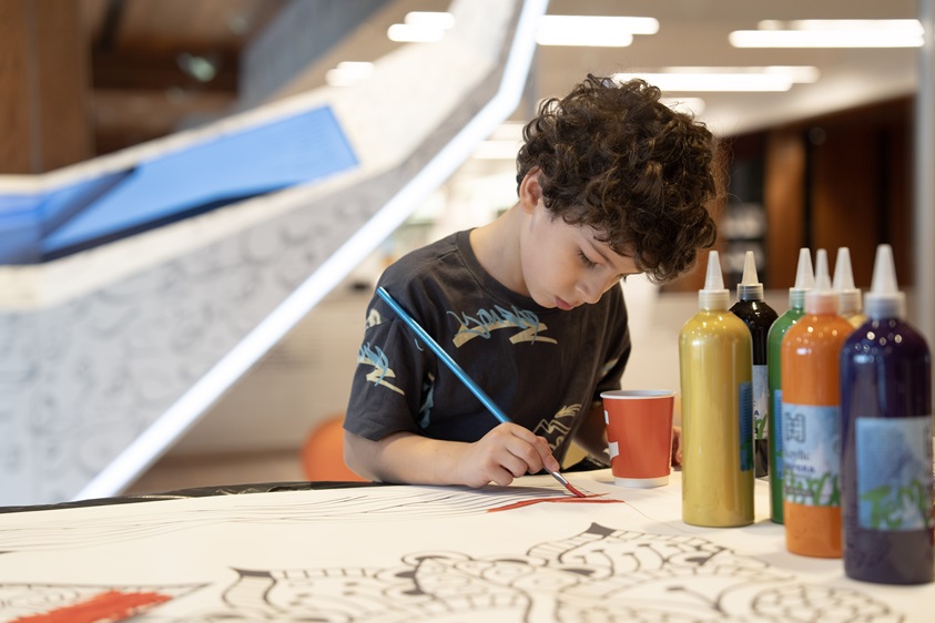 أكثر من 300 فنان يجتمعون في مكتبة محمد بن راشد احتفاءً باليوم العالمي للفن