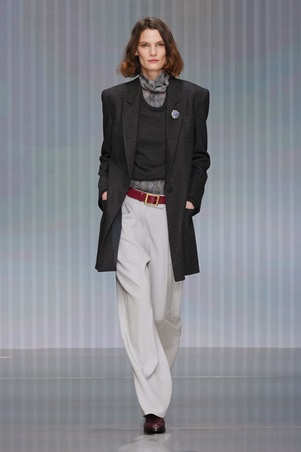 هدوء محسوب يرسم ملامح المرحلة الجديدة في عرض جورجيو أرماني