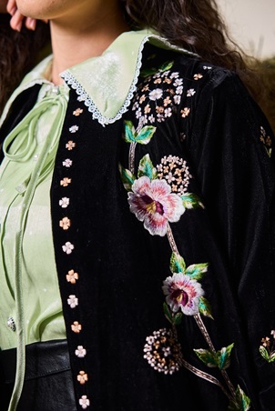 المصممة ليلى العوضي تقدم رؤية جديدة للجمال المشرقي