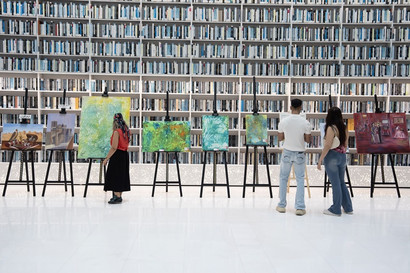 أكثر من 300 فنان يجتمعون في مكتبة محمد بن راشد احتفاءً باليوم العالمي للفن