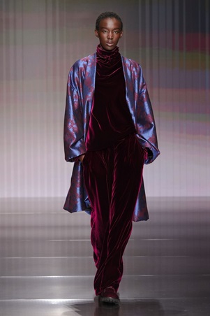 هدوء محسوب يرسم ملامح المرحلة الجديدة في عرض جورجيو أرماني