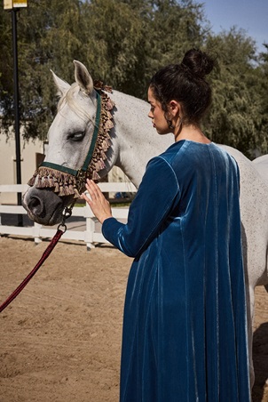 المصممة ليلى العوضي تقدم رؤية جديدة للجمال المشرقي