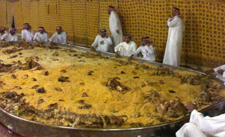 فيديو صادم لوليمة طعام مهولة في أحدى الافراح بالسعودية