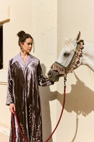 المصممة ليلى العوضي تقدم رؤية جديدة للجمال المشرقي