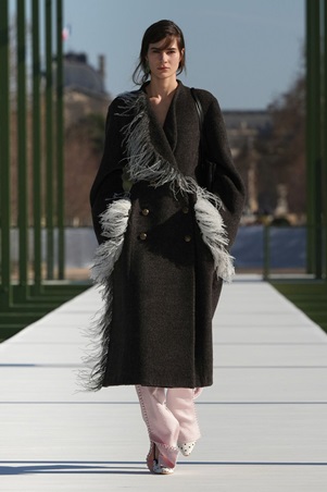 ديور خريف وشتاء 26-27.. شتاء تحت شمس باريس