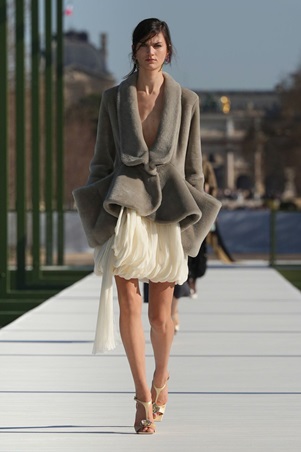 ديور خريف وشتاء 26-27.. شتاء تحت شمس باريس