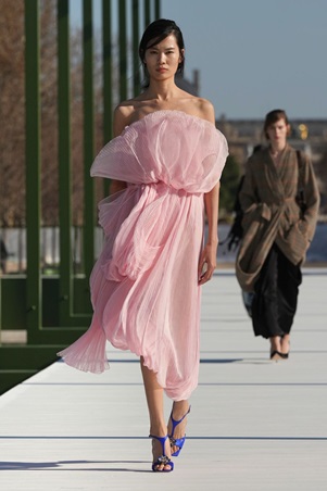 ديور خريف وشتاء 26-27.. شتاء تحت شمس باريس