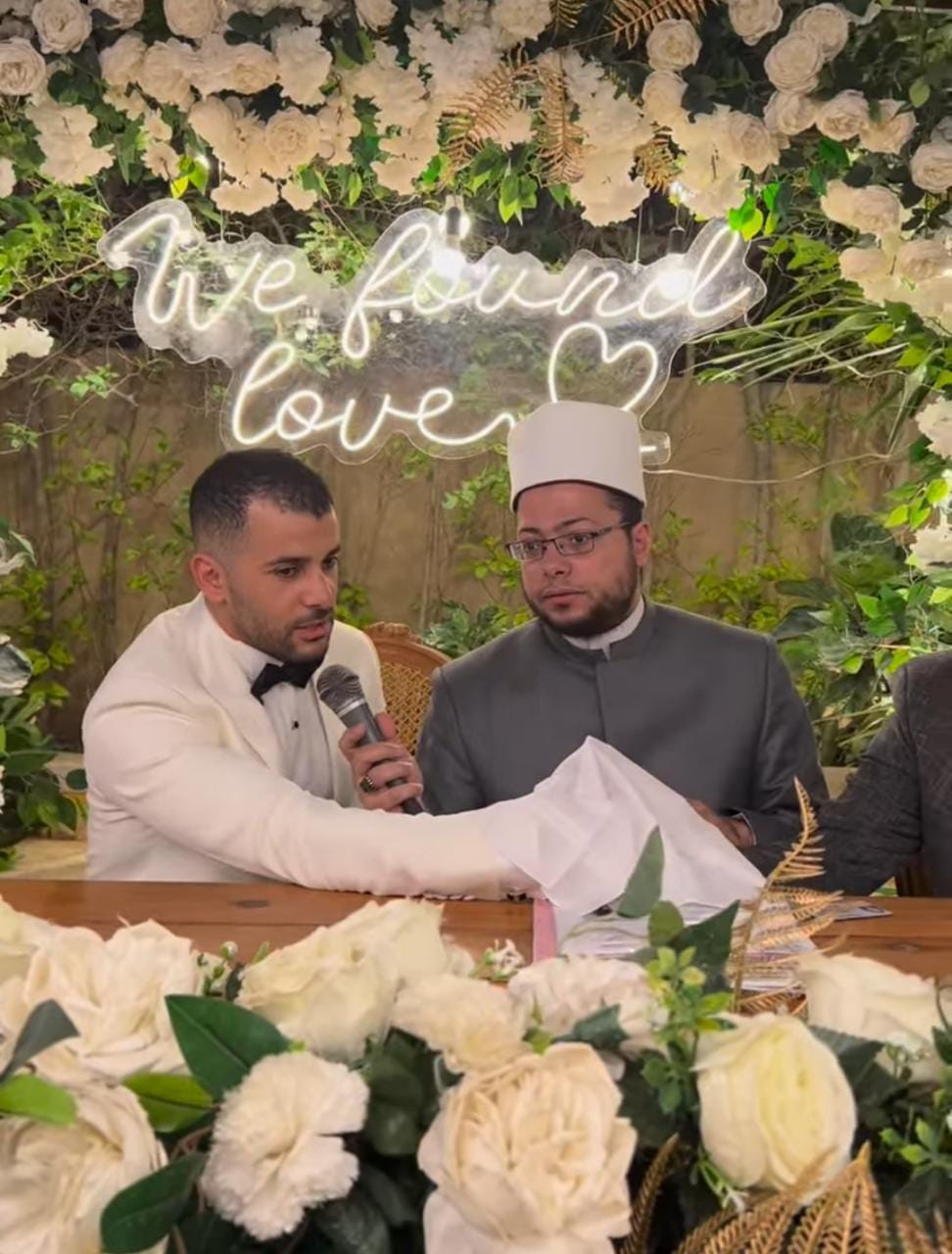 بالروب الأسود... رامز أمير يشارك الجمهور صوراً من حفل زفافه