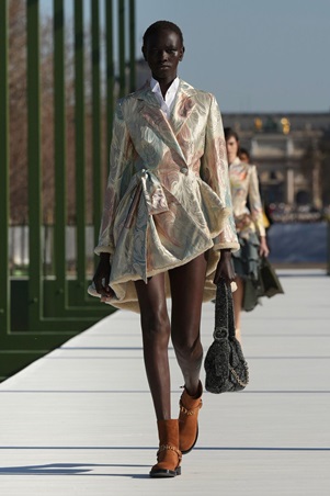 ديور خريف وشتاء 26-27.. شتاء تحت شمس باريس