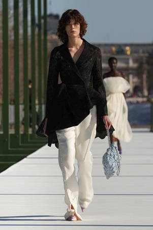 ديور خريف وشتاء 26-27.. شتاء تحت شمس باريس