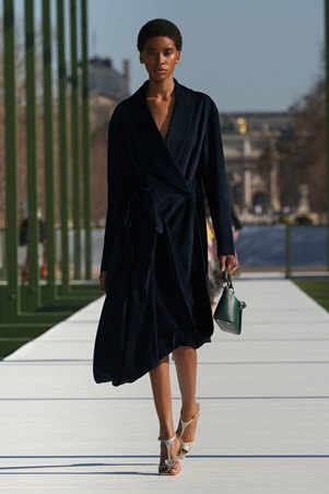 ديور خريف وشتاء 26-27.. شتاء تحت شمس باريس