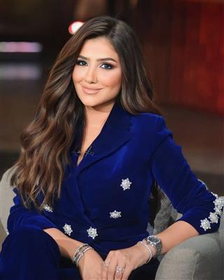 مي عمر تدعم زوجة كريم محمود عبد العزيز: إنتِ الحب الأول والسند وأم بناته