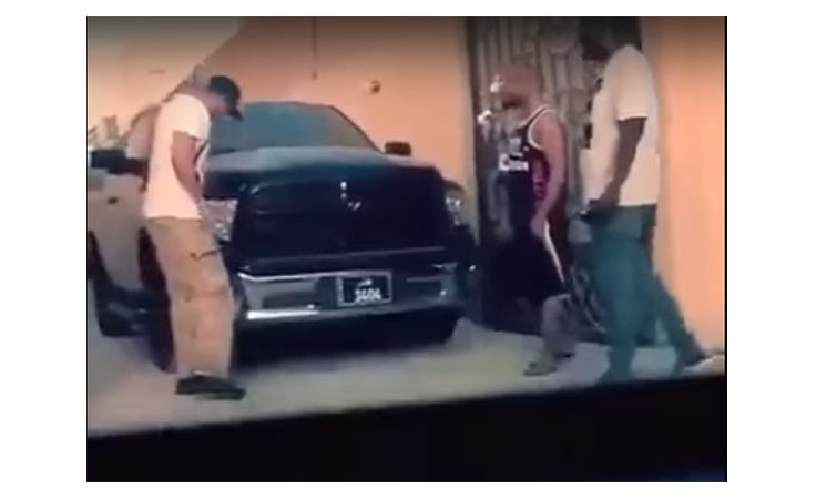 بالفيديو يستخدمون الكاميرا الخفية لعمل مقلب في صديقهم يتحول الى مضاربة بالسعودية