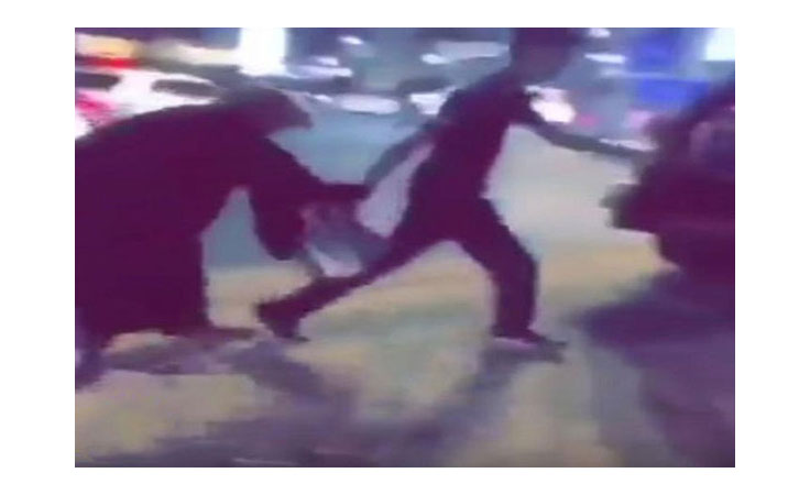 الشرطة تلقي القبض على امرأة قامت بأفعال مريبة وتسببت في تعطيل المرور بجدة