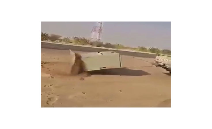 بالفيديو :مواطن سعودي يقوم بربط جهاز ساهر في سيارته وخلعه من قاعدته