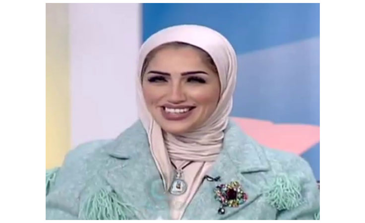 بالفيديو : مذيعة كويتية تثير الجدل بتغزلها في مراسل على الهواء