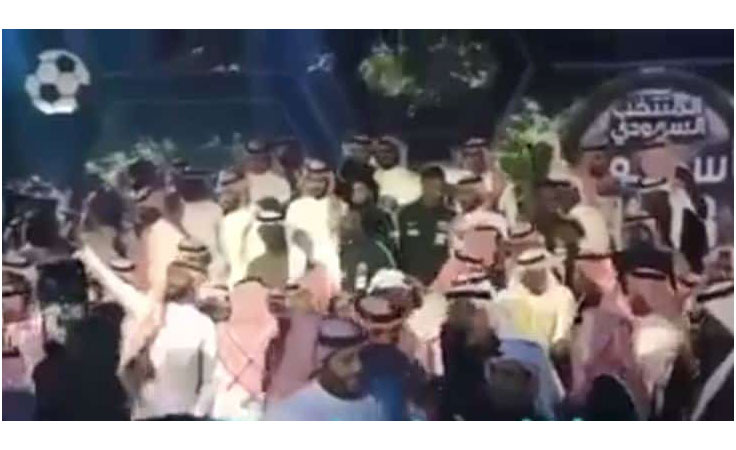 بالفيديو هجوم احد الاشخاص على رئيس هيئة الرياضة السعودي تركي آل الشيخ احتفال المنتخب السعودي بالوصول لكأس العالم