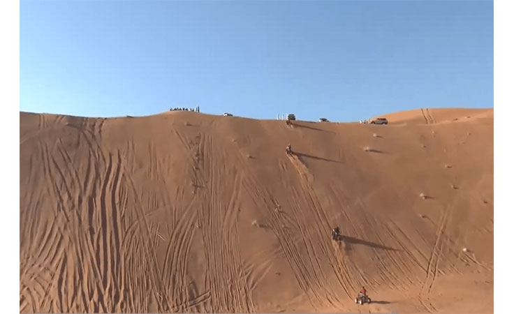 بالفيديو انقلاب سيارة داخلها شابين بالسعودية