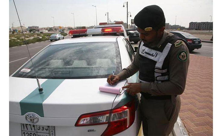 بالفيديو قائد سيارة يحاول الهروب من نقطة تفتيش بجازان ورجال الامن تتصدى له