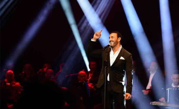 بالفيديو: كاظم الساهر يتعرّض لموقف مُحرِج على المسرح في إحدى حفلاته