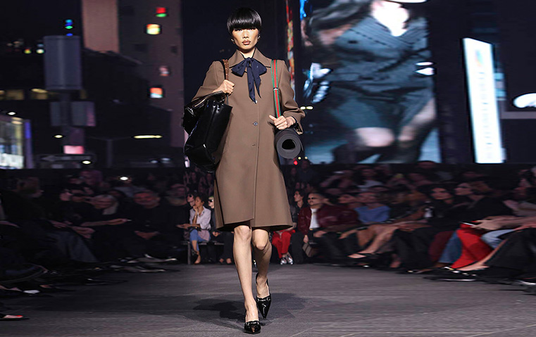 Gucci في تايمز سكوير… عندما تعود الموضة إلى الشارع