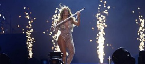 شاهدي احتفال المصريين بعيد ميلاد جينيفر لوبيز على المسرح