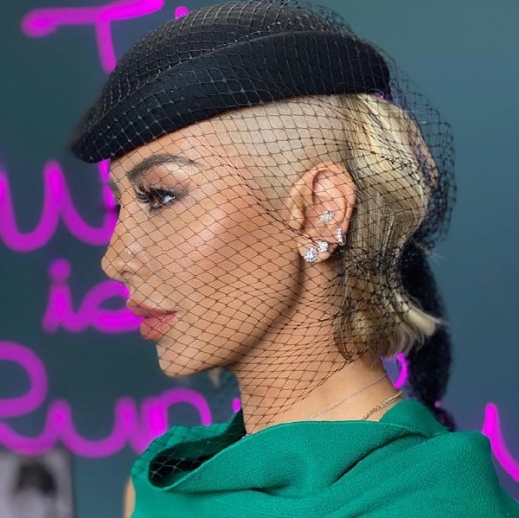 من جديد جويل تحلق رأسها وانتقادات من جمهورها