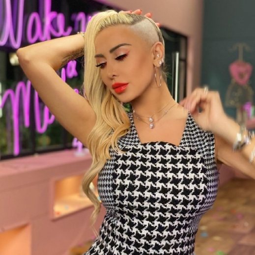 من جديد جويل تحلق رأسها وانتقادات من جمهورها