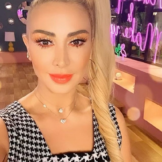 من جديد جويل تحلق رأسها وانتقادات من جمهورها