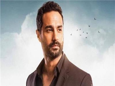 تبادل اتهامات بالسرقة بين كريم فهمي ومخرجة فرنسية بسبب فيلم 
