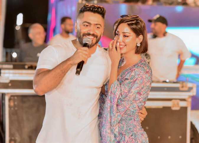 تامر حسني يرد على شائعة انفصاله عن بسمة بوسيل ويبارك لها على شركتها المستقلة