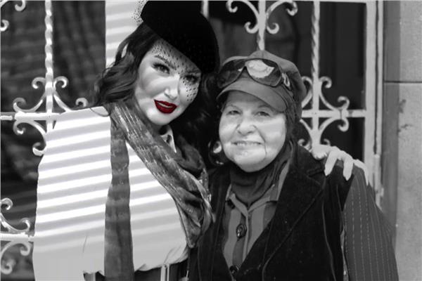 وفاة والدة سمية الخشاب والفنانة ترفض الإفصاح عن موعد ومكان الجنازة