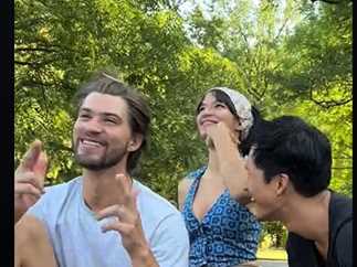 صراخ وبكاء... رد فعل أصدقاء أميرة أديب بعد مشاهدة أغنيتها الجديدة 