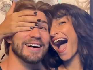 صراخ وبكاء... رد فعل أصدقاء أميرة أديب بعد مشاهدة أغنيتها الجديدة 