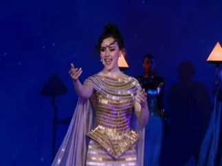 مغنية افتتاح المتحف المصري الكبير ترد على شائعات دعمها للمثليين