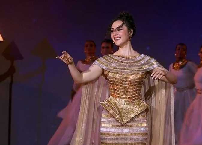 مغنية افتتاح المتحف المصري الكبير ترد على شائعات دعمها للمثليين