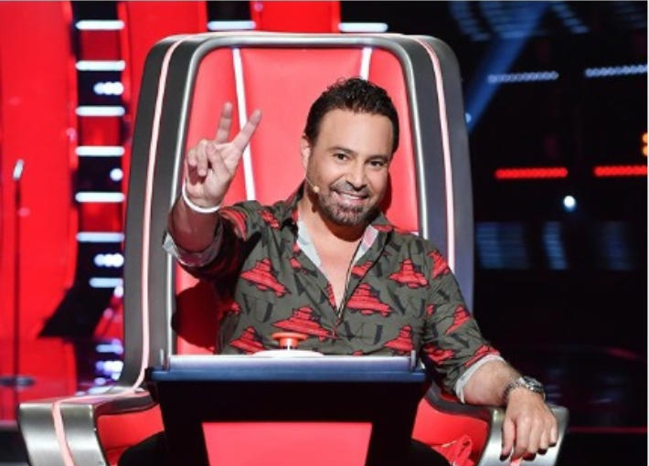 مُتسابِق «ذا فويس» يفقد صديقه بسبب التَنَمُّر ويُقدِّم له أغنية