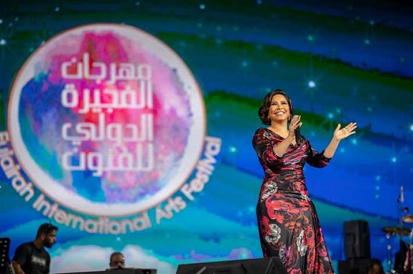 شيرين عبد الوهاب تُداعب جمهور «الفجيرة»: عايزة أسكن هنا