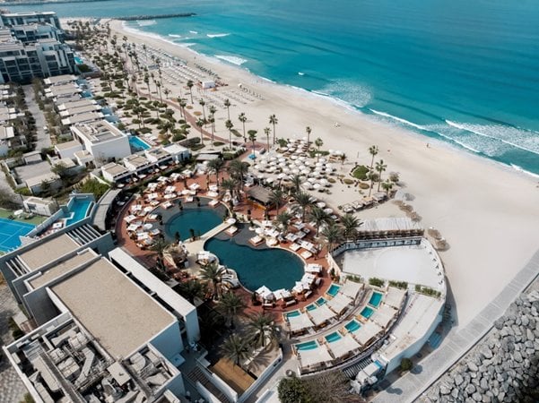 أهلاً بكم إلى عالم الاحتفالات والأوقات المشوقة في Nikki Beach
