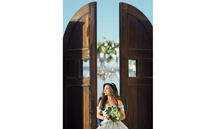 10 صور تظهر جلسة تصوير كارمن سليمان المميزة اثناء حفل زفافها