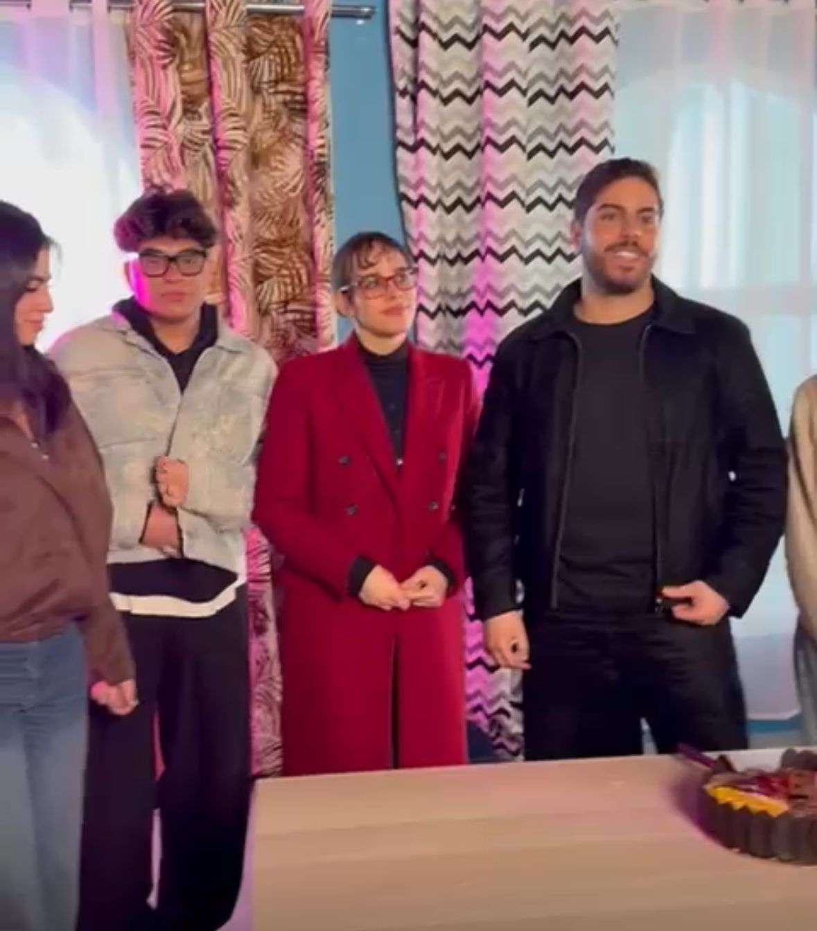 بإطلالة غريبة نور عمرو دياب تدعم صديقها في أولى أغانيه 