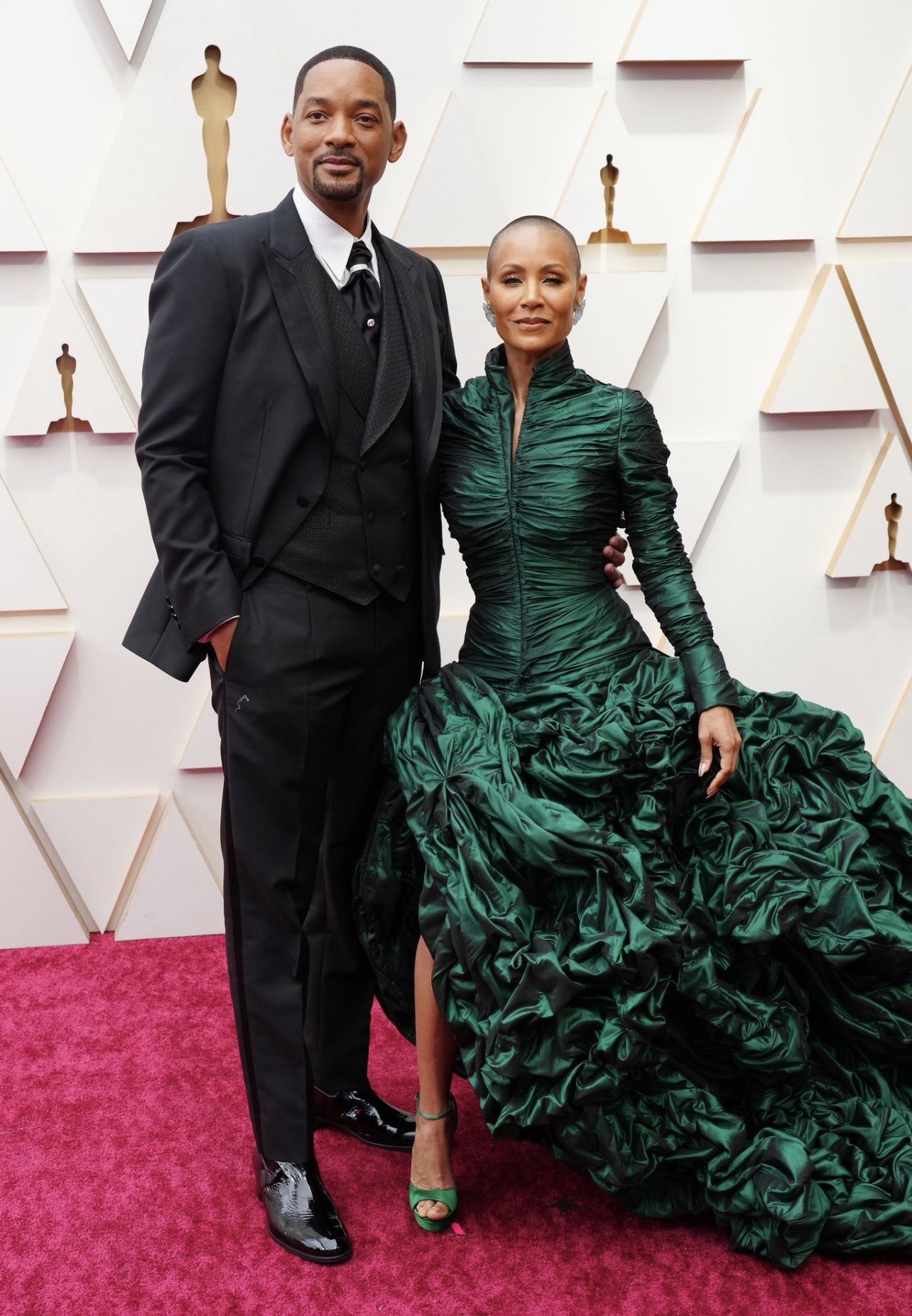 ويل سميث يصفع مقدم حفل الأوسكار بعد سخريته من زوجته ويل سميث يصفع مقدم حفل الأوسكار بعد سخريته من زوجته