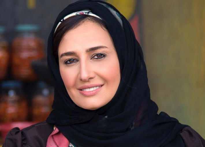 حلا شيحة تنشر صورة ياسمين عبدالعزيز بالحجاب والجمهور ينتقدها