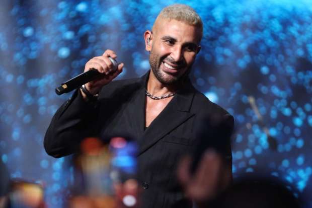 أحمد سعد يزيل الوشم من ذراعه