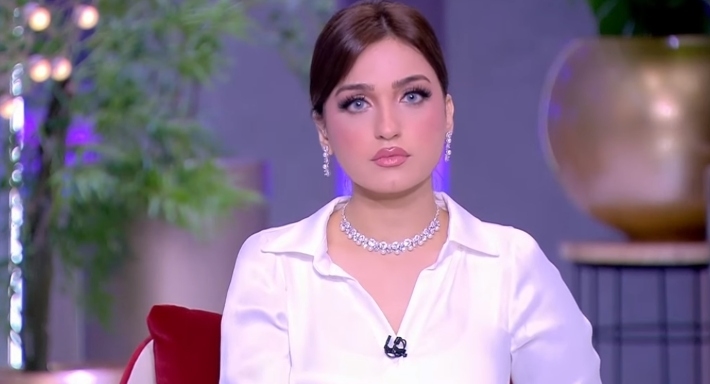 ياسمين عز تعلق على السخرية من صورها: اللي ماتعرفش ترقص تقول الأرض معووجة
